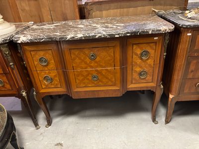 une commode à deux tiroirs avec un plateau en marbre
