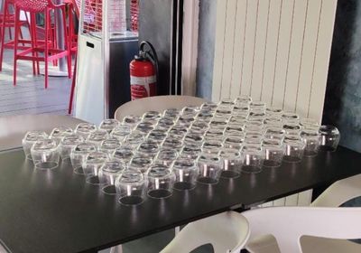 une table sur laquelle se trouvent de nombreux verres vides
