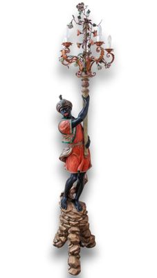 une image représentant la statue d'un homme tenant un lustre