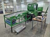 une grosse machine qui se trouve au milieu d'une pièce