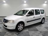la photo d'une petite camionnette blanche garée dans une pièce
