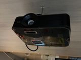 un projecteur suspendu au plafond dans une pièce