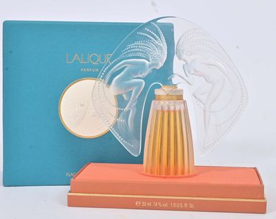 une photo d'une figurine d'ange en verre dans une boîte bleue