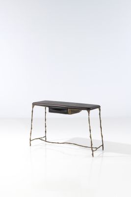 l'image d'une petite table surmontée d'un tiroir