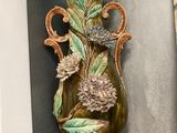 un vase posé sur une étagère en verre