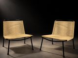 paire de chaises longues en osier avec structure en métal noir
