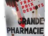 une enseigne sur laquelle on peut lire « Grande Pharmacie Brun »