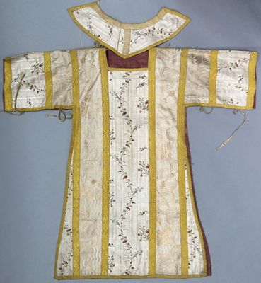 a picture of a white and yellow dress with a collar