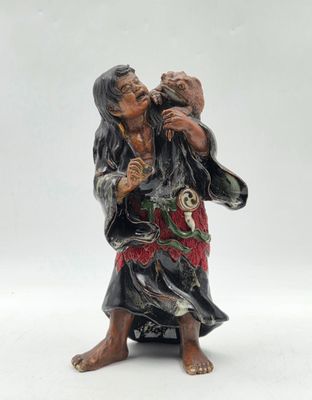 une figurine représentant un homme tenant un bébé dans ses bras