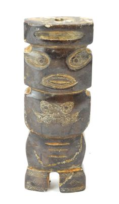 une image représentant un totem en bois sur fond blanc
