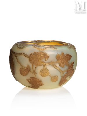 une photo d'un bracelet blanc et doré orné de feuilles