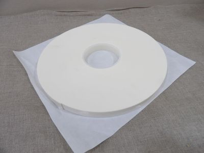 une photo d'un grand gâteau blanc sur une feuille de papier