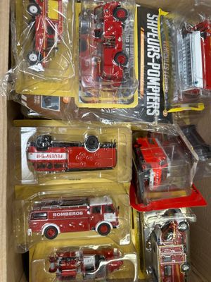 beaucoup de camions de pompiers miniatures dans une boîte