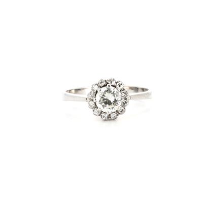 gros plan d'une bague en diamant sur fond blanc