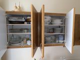un placard contenant de la vaisselle et des assiettes, dans la cuisine