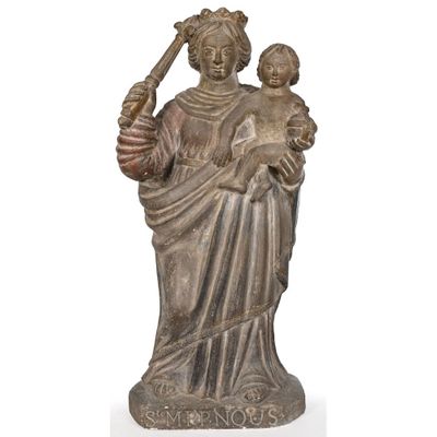 une vieille statue représentant une femme tenant un bébé et une batte de baseball