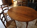 une table en bois entourée de chaises dans un salon