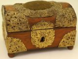 une petite boîte en bois ornée de motifs dorés