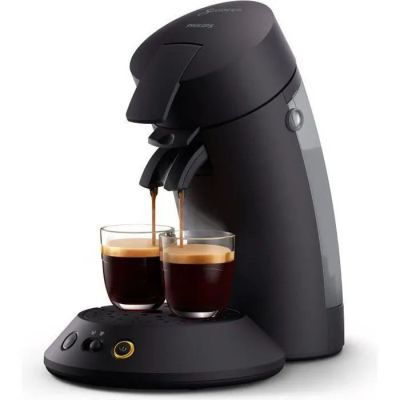 gros plan d'une cafetière avec deux tasses de café