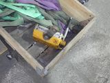 une caisse en bois remplie de tuyaux verts et violets