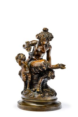 une statue antique en bronze représentant une femme assise sur un rocher avec deux enfants