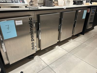de nombreux réfrigérateurs en acier inoxydable alignés sur le comptoir