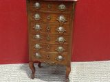 commode miniature pour maison de poupées, avec des tiroirs de chaque côté