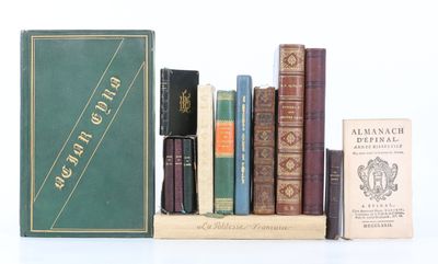 plusieurs livres sont empilés sur une surface blanche