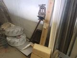 une photo d'une pièce remplie d'objets