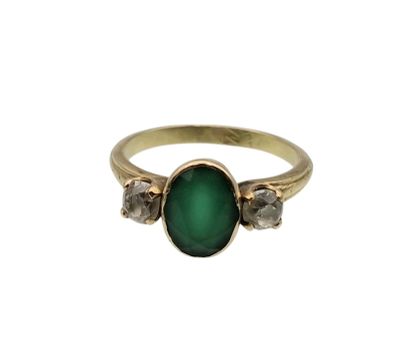 Bague en or sertie d'une chysoprase ovale épaulée de 2 diama…