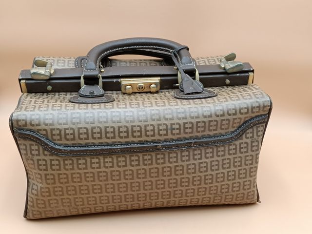 Sac de voyage cuir piquet sellier et toile monogrammée. Emilio