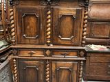 une armoire en bois qui se trouve au milieu d'une pièce