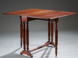 une table ancienne en chêne aux pieds et au plateau tournés