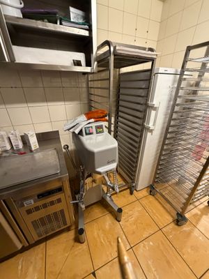 une photo d'une cuisine où l'on voit beaucoup de nourriture
