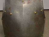 une armure métallique posée par terre