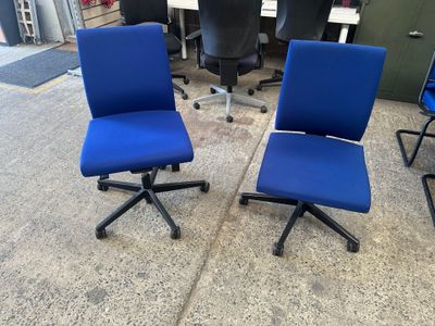 SEDUS modèle YEAH. Deux chaises tournants roulantes, assise …