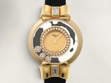 une image d'un gros plan d'une montre-bracelet sur une surface blanche
