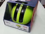 une boîte contenant un casque, posée sur une table
