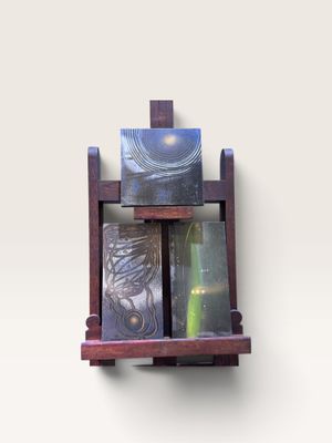 une étagère en bois sur laquelle sont posés trois tableaux
