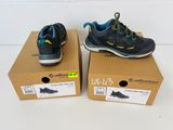 deux paires de chaussures dans leurs boîtes, posées sur une surface blanche