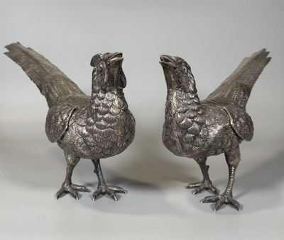 paire d'oiseaux anciens en métal argenté sur socle