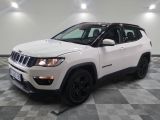 La Jeep Compass blanche est garée sur un sol en carrelage à damier.
