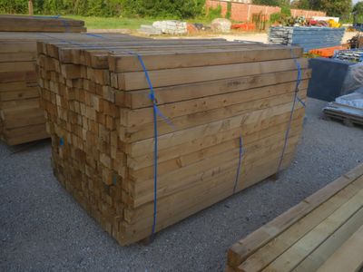 de nombreuses pièces de bois empilées les unes sur les autres