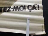 a sign that says tez moi cat on it