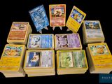 un lot de cartes posées sur une table