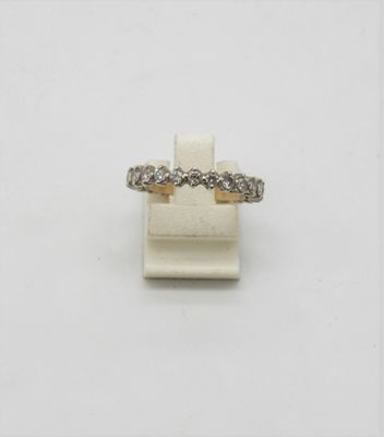 une bague en or blanc avec des diamants sur fond blanc