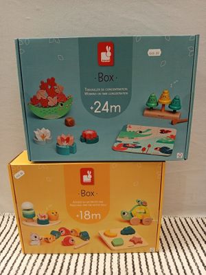 deux boîtes de jouets posées sur une table