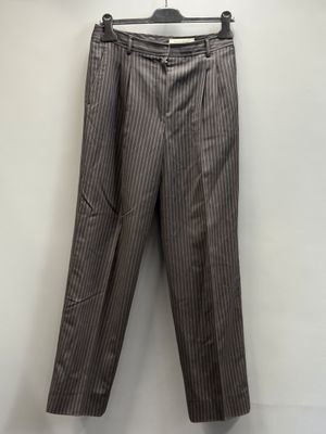un gros plan sur un pantalon suspendu à un cintre