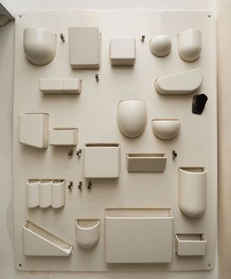 une photo montrant un ensemble d'objets blancs accrochés au mur