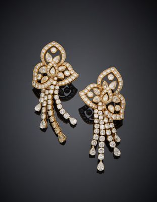 une paire de boucles d'oreilles à clip en diamant et en or